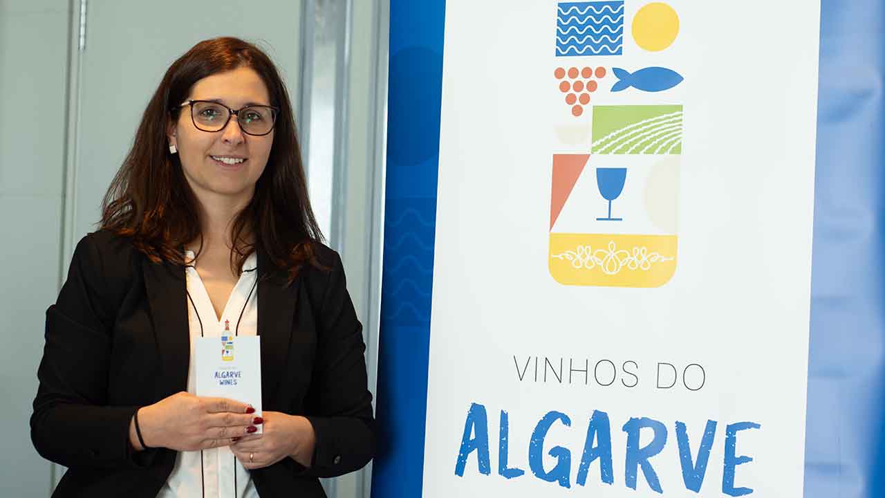 A possibilidade de provar vinhos de 35 produtores nacionais, dos quais 10 do Algarve, é o objetivo do Enóphilo Wine Fest, que se realiza pela primeira vez na região, a 02 de março, disse hoje à Lusa a organização.
