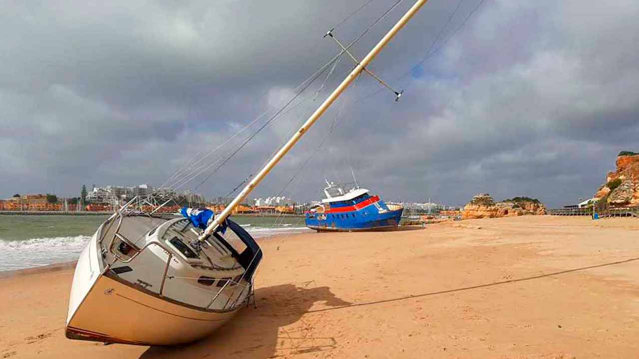 O Thor, o Stray e o Ran, embarcações de recreio, continuam imobilizadas na Praia Grande, em Ferragudo, sendo que a autarquia está a planear a sua remoção para os dias 11 e 12 de março.