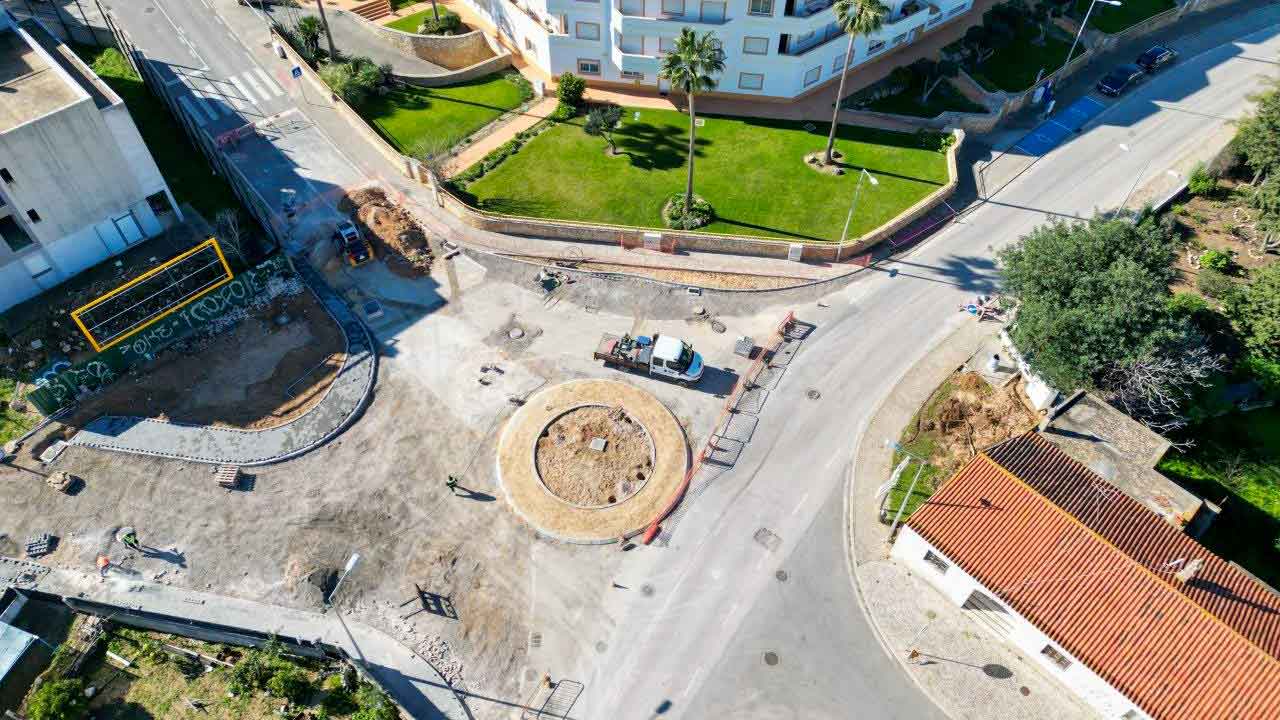 A freguesia da Guia ganhou uma nova rotunda, numa das entradas da povoação, no sentido de quem circula da zona do Páteo/Albufeira em direção ao centro da localidade.