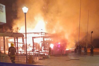 O icónico restaurante de Praia Paraíso, na Praia da Luz, em Lagos, foi destruído por um incêndio esta madrugada.