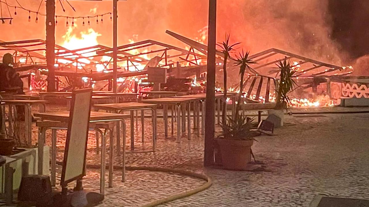O icónico restaurante de Praia Paraíso, na Praia da Luz, em Lagos, foi destruído por um incêndio esta madrugada.