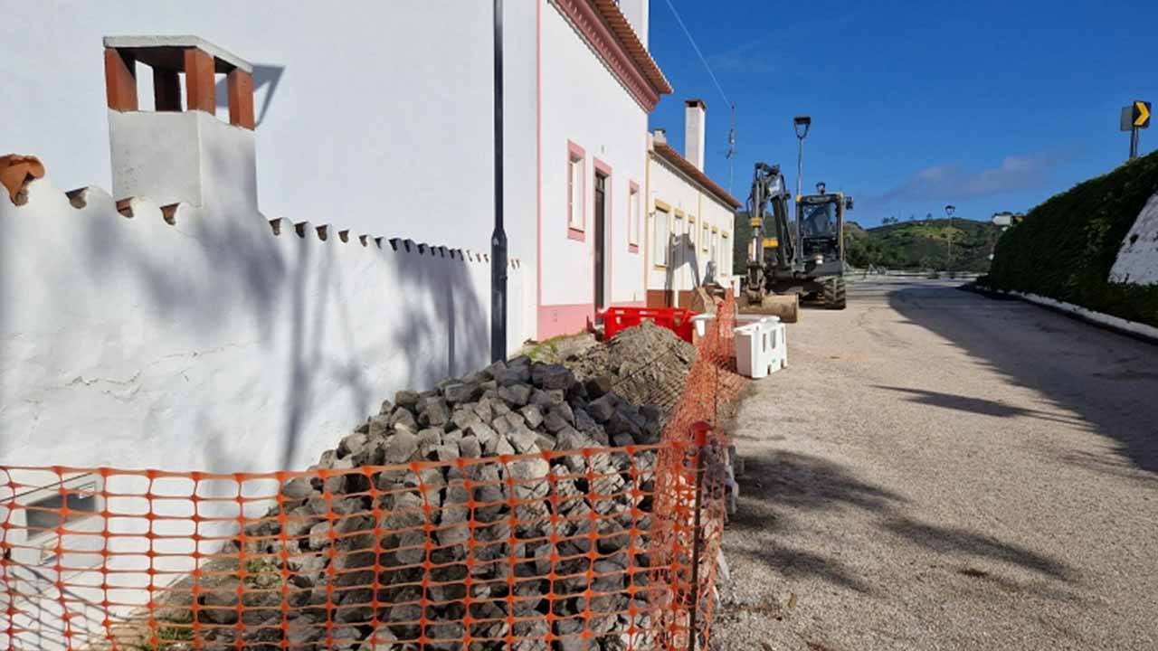 O presidente da Câmara de Aljezur, José Gonçalves, esteve em visita de trabalho na freguesia de Odeceixe, onde além de falar com os munícipes, esteve a averiguar algumas obras em curso na vila.