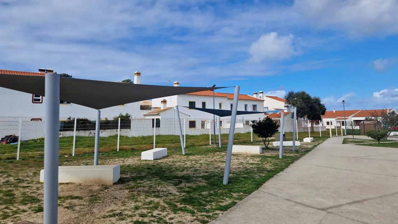 O presidente da Câmara de Aljezur, José Gonçalves, esteve em visita de trabalho na freguesia de Odeceixe, onde além de falar com os munícipes, esteve a averiguar algumas obras em curso na vila.