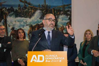 Miguel Pinto Luz, cabeça de lista da AD Algarve, esteve ontem em Faro, numa sessão onde apresentou todos os candidatos da força política pelo distrito e as principais prioridades: saúde, transportes habitação e água.