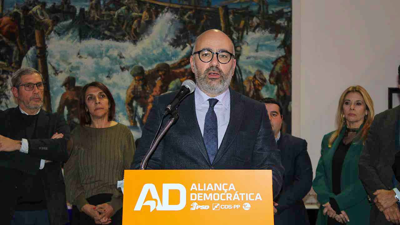 Miguel Pinto Luz, cabeça de lista da AD Algarve, esteve ontem em Faro, numa sessão onde apresentou todos os candidatos da força política pelo distrito e as principais prioridades: saúde, transportes habitação e água.