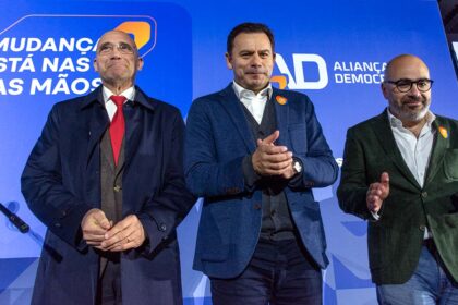 Luís Montenegro disse hoje «muito, muito, muito obrigado» a Pedro Passos Coelho pelo «trabalho patriótico» quando liderou o governo entre 2011 e 2015, salientando que «talvez nenhum outro tivesse conseguido alcançar» os mesmos resultados.