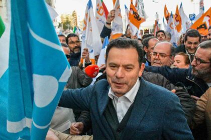 O presidente do PSD, Luís Montenegro, considerou hoje que situações de imigração não integrada, em condições instáveis e pouco dignas, criam um sentimento de insegurança que deve ser combatido, defendendo mais regulação e integração.