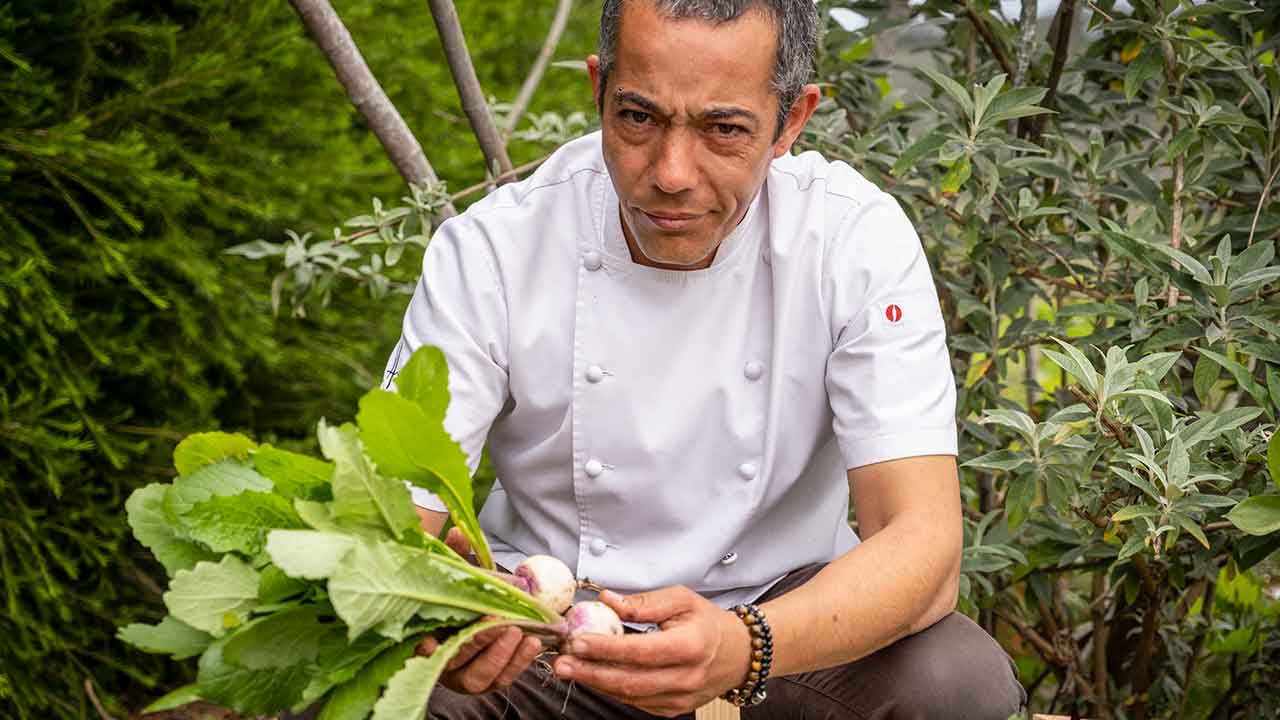 O chef Hugo Nascimento e a mulher Joana mudaram-se para Odeceixe onde criaram o Näperõn, um espaço gastronómico no coração da vila.