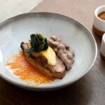 O chef Hugo Nascimento e a mulher Joana mudaram-se para Odeceixe onde criaram o Näperõn, um espaço gastronómico no coração da vila.