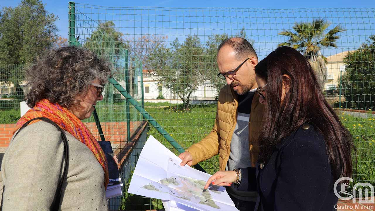 O requalificado Parque Infantil de Altura vai ter dois tipos de baloiços, dois escorregas, dois divertimentos suportados por molas e zona de descanso, num investimento autárquico de 150 mil euros.