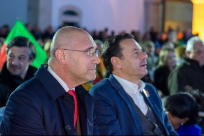 O ex-primeiro-ministro Pedro Passos Coelho acusou hoje o PS de ter aumentado a insegurança no país, que associou à imigração, de ter governado com dirigismo no Estado, incluindo nas escolas, e deixar uma «perspectiva miserável» de crescimento económico.