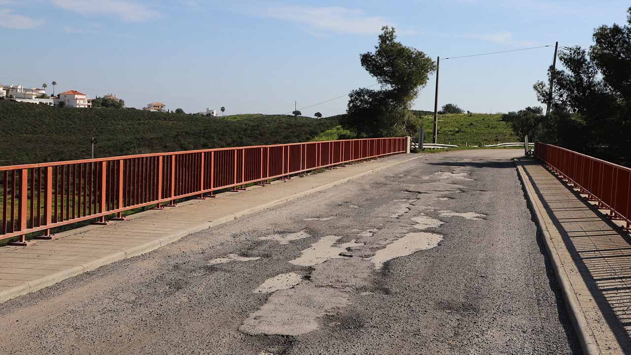 Empreitada ontem assinada aprova a pavimentação de vários arruamentos em Castro Marim, com vista a melhorar a rede viária do concelho.