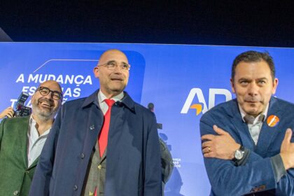 Pedro Passos Coelho, que se juntou hoje à campanha da Aliança Democrática (AD) em Faro, afirmou que veio para «ajudar o PSD».