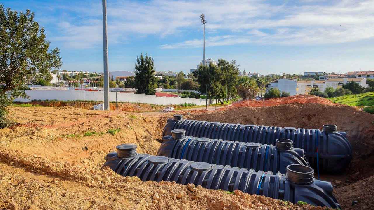 Piscinas Municipais de Albufeira adotam medidas de eficiência energética, poupança e de reaproveitamento da água de lavagem dos filtros.