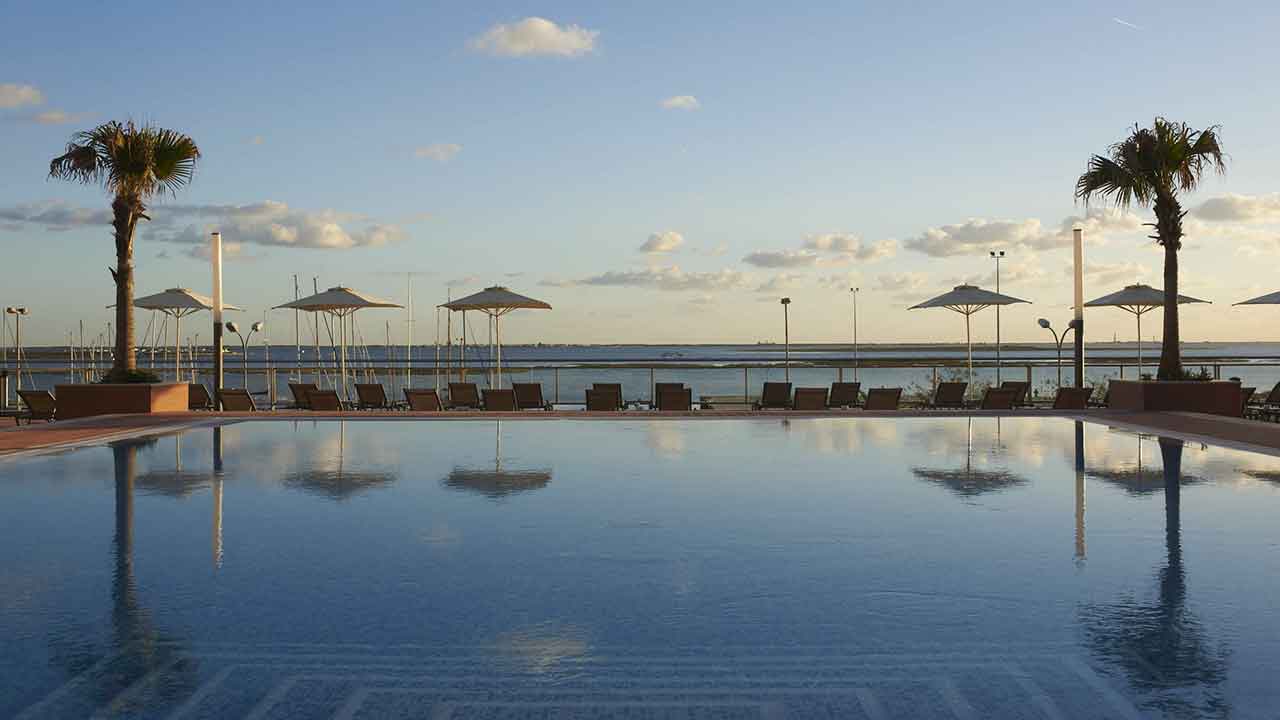 Com um ambiente familiar e o melhor da gastronomia algarvia e nacional, o Real Marina Hotel & Spa, em Olhão, tem um novo menu executivo de almoço.