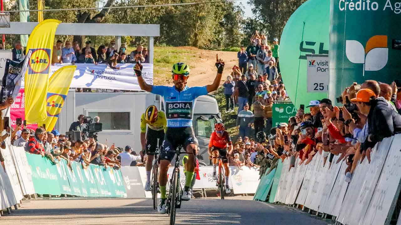 Remco Evenepoel foi coroado vencedor da 50.ª Volta ao Algarve. O belga, vencedor em 2020, 2022 e 2024, igualou o máximo de triunfos, até agora exclusivo do português Belmiro Silva, primeiro em 1977, 1981 e 1984.