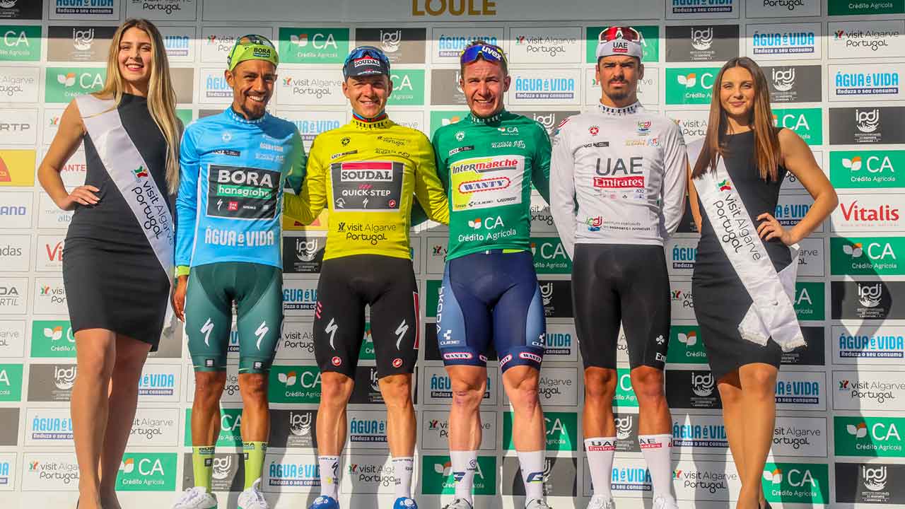 Remco Evenepoel foi coroado vencedor da 50.ª Volta ao Algarve. O belga, vencedor em 2020, 2022 e 2024, igualou o máximo de triunfos, até agora exclusivo do português Belmiro Silva, primeiro em 1977, 1981 e 1984.