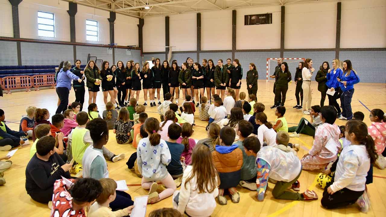 A Seleção Nacional Feminina Sub-16 tem estado em estágio em VRSA, tendo visitado a Escola Básica Manuel Cabanas, em Vila Nova de Cacela.