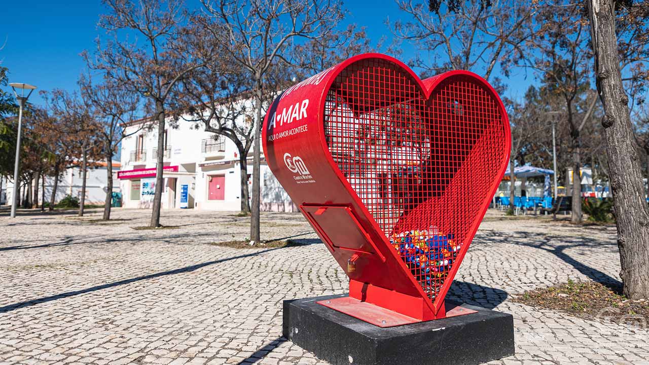 Há cinco estruturas novas, em forma de coração, em Castro Marim, para depositar tampinhas de plástico solidárias, que serão revertidas para campanhas e causas sociais.