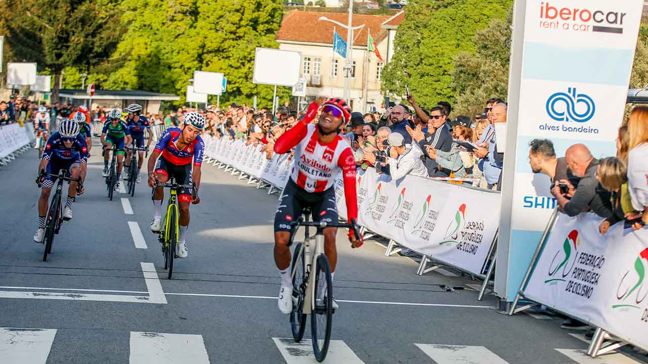 O argentino Tomás Contte (Aviludo-Louletano-Loulé Concelho) ganhou hoje a Prova de Abertura – Região de Aveiro, uma corrida de 166,6 quilómetros, entre Oliveira do Bairro e Sever do Vouga.
