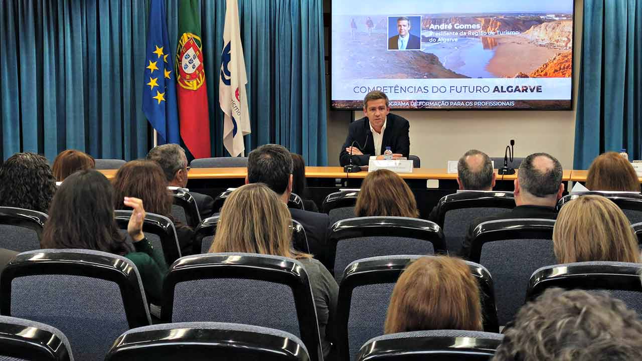 O Turismo de Portugal e o Turismo do Algarve lançam o programa «Competências do Futuro Algarve» que contempla 440 horas de formação e envolve 1800 profissionais do sector.