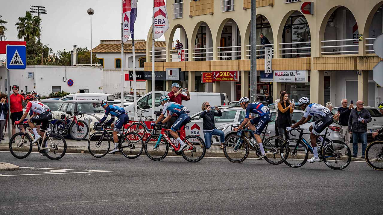 Lagoa assegura que a passagem da Volta ao Algarve pelo concelho teve um contributo direto na dinamização da economia local, numa altura do ano considerada de época baixa, promovendo ainda o destino além fronteiras.
