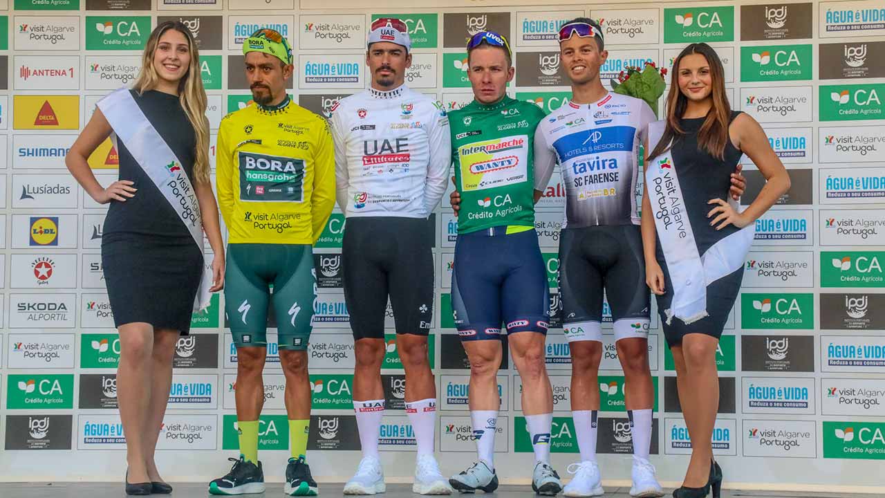 Wout van Aert acabou hoje com o sonho do ciclista português Rui Oliveira na terceira etapa da Volta ao Algarve, depois de espreitar uma oportunidade para sprintar em Tavira, onde conquistou a primeira vitória da temporada.