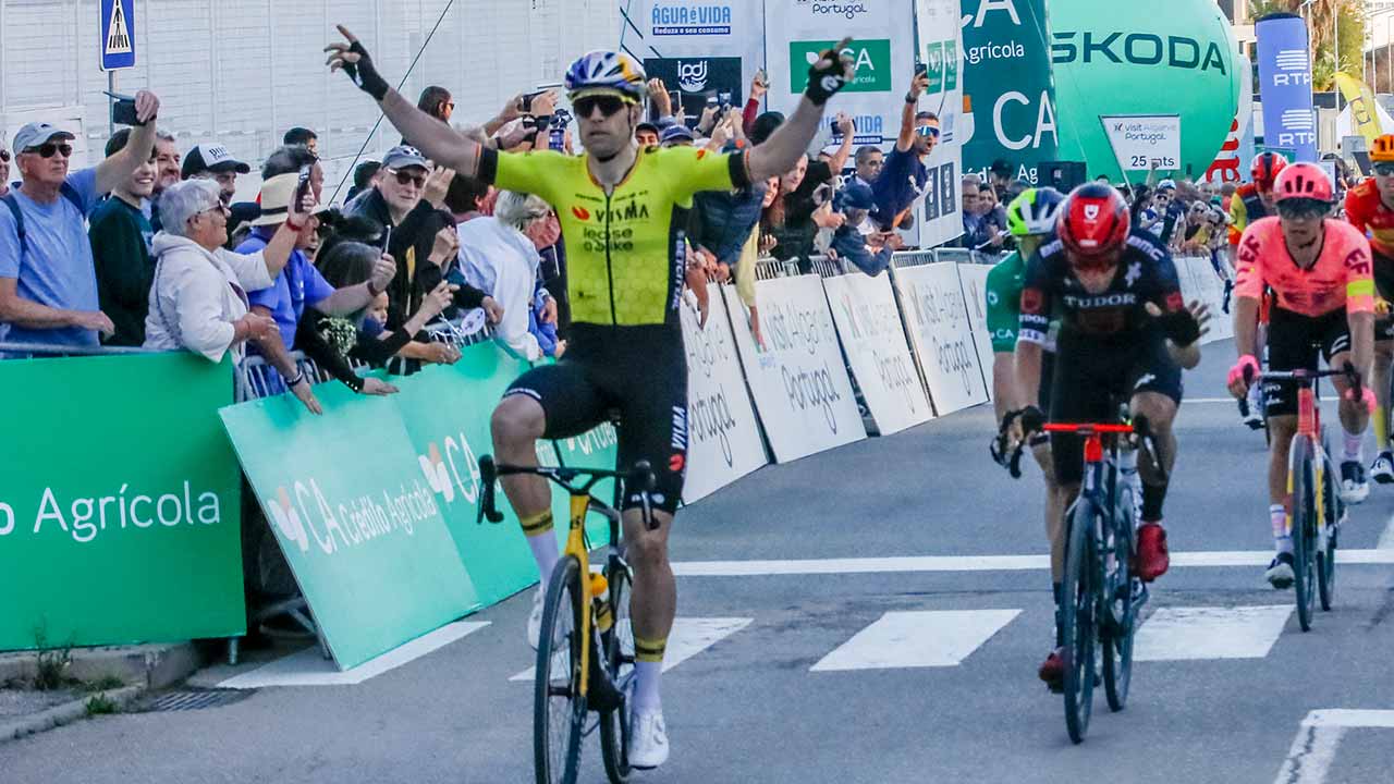 Wout van Aert acabou hoje com o sonho do ciclista português Rui Oliveira na terceira etapa da Volta ao Algarve, depois de espreitar uma oportunidade para sprintar em Tavira, onde conquistou a primeira vitória da temporada.