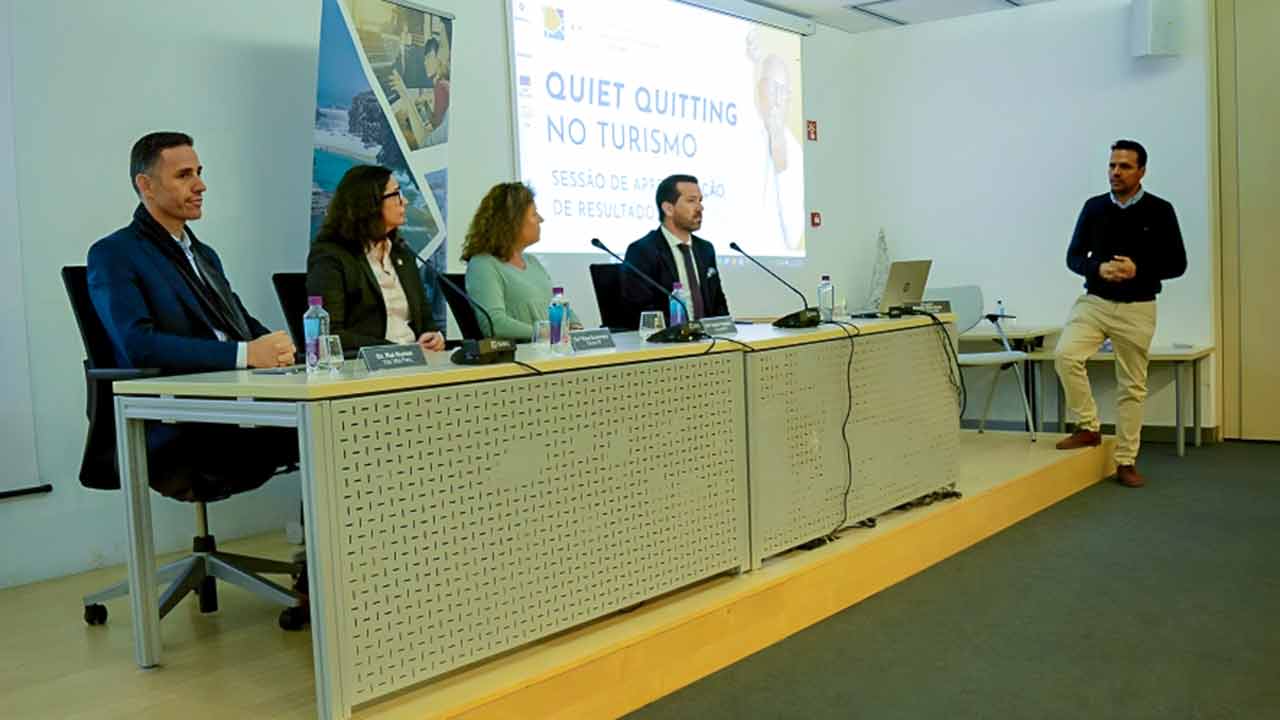 O risco de insatisfação e demissão silenciosa dos trabalhadores no turismo algarvio é maior entre os que têm entre 25 e 34 anos e são quadros semiqualificados, indica um estudo hoje divulgado.