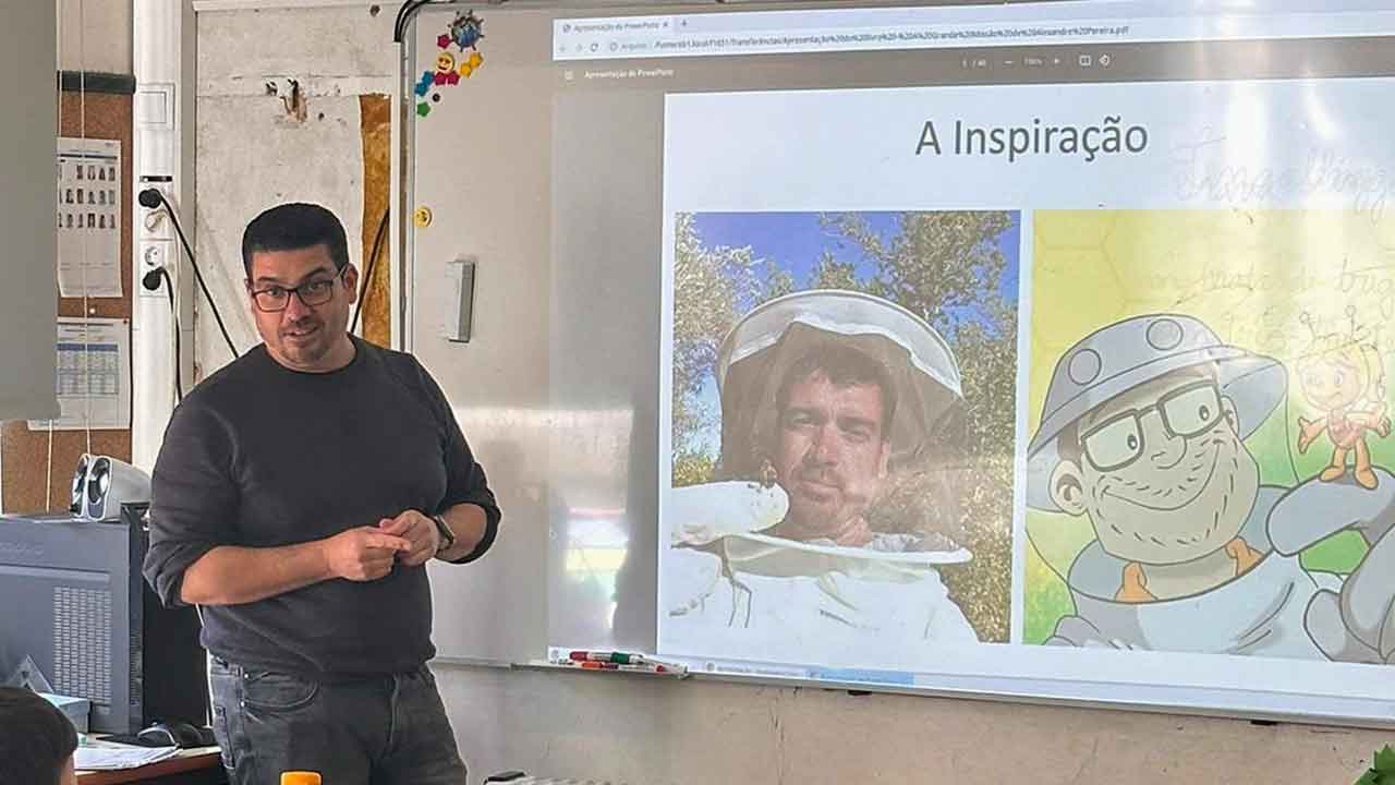 Após o lançamento do livro infantil «A Grande Missão – Pode uma abelha salvar o Mundo», do autor Alexandre Pereira, que decorreu no Dia Mundial do Ambiente, nos Pinheiros de Marim, em Olhão, foi a vez do escritor visitar todas as escolas de ensino básico do concelho.