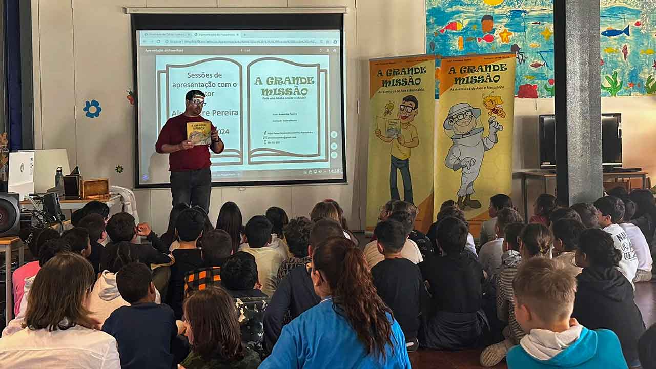 Após o lançamento do livro infantil «A Grande Missão – Pode uma abelha salvar o Mundo», do autor Alexandre Pereira, que decorreu no Dia Mundial do Ambiente, nos Pinheiros de Marim, em Olhão, foi a vez do escritor visitar todas as escolas de ensino básico do concelho.