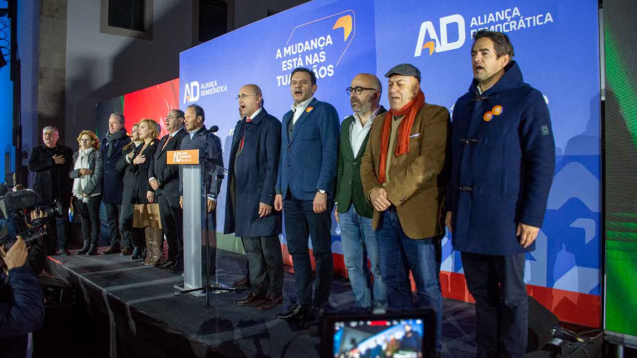 A coligação Aliança Democrática (AD) divulgou hoje um manifesto intitulado «Por Portugal, pelo Algarve, por uma mudança natural» assinado por um conjunto de ex-dirigentes e autarcas do PSD do Algarve.
