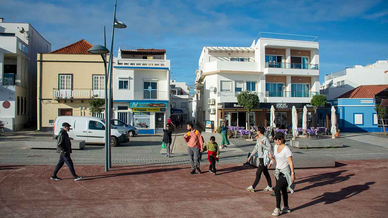 Os hoteleiros algarvios querem construir habitação para fixar trabalhadores e combater a falta de mão de obra no sector turístico, disse hoje o presidente da AHETA.