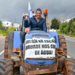 Os agricultores do Algarve que hoje realizaram uma marcha lenta na Estrada Nacional (EN) 125 apelaram ao próximo governo para que tome medidas para aumentar o armazenamento de água na região, que sofre uma seca extrema.
