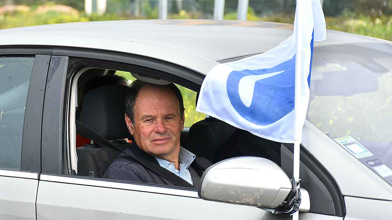 Os agricultores do Algarve que hoje realizaram uma marcha lenta na Estrada Nacional (EN) 125 apelaram ao próximo governo para que tome medidas para aumentar o armazenamento de água na região, que sofre uma seca extrema.
