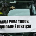 Os agricultores do Algarve que hoje realizaram uma marcha lenta na Estrada Nacional (EN) 125 apelaram ao próximo governo para que tome medidas para aumentar o armazenamento de água na região, que sofre uma seca extrema.