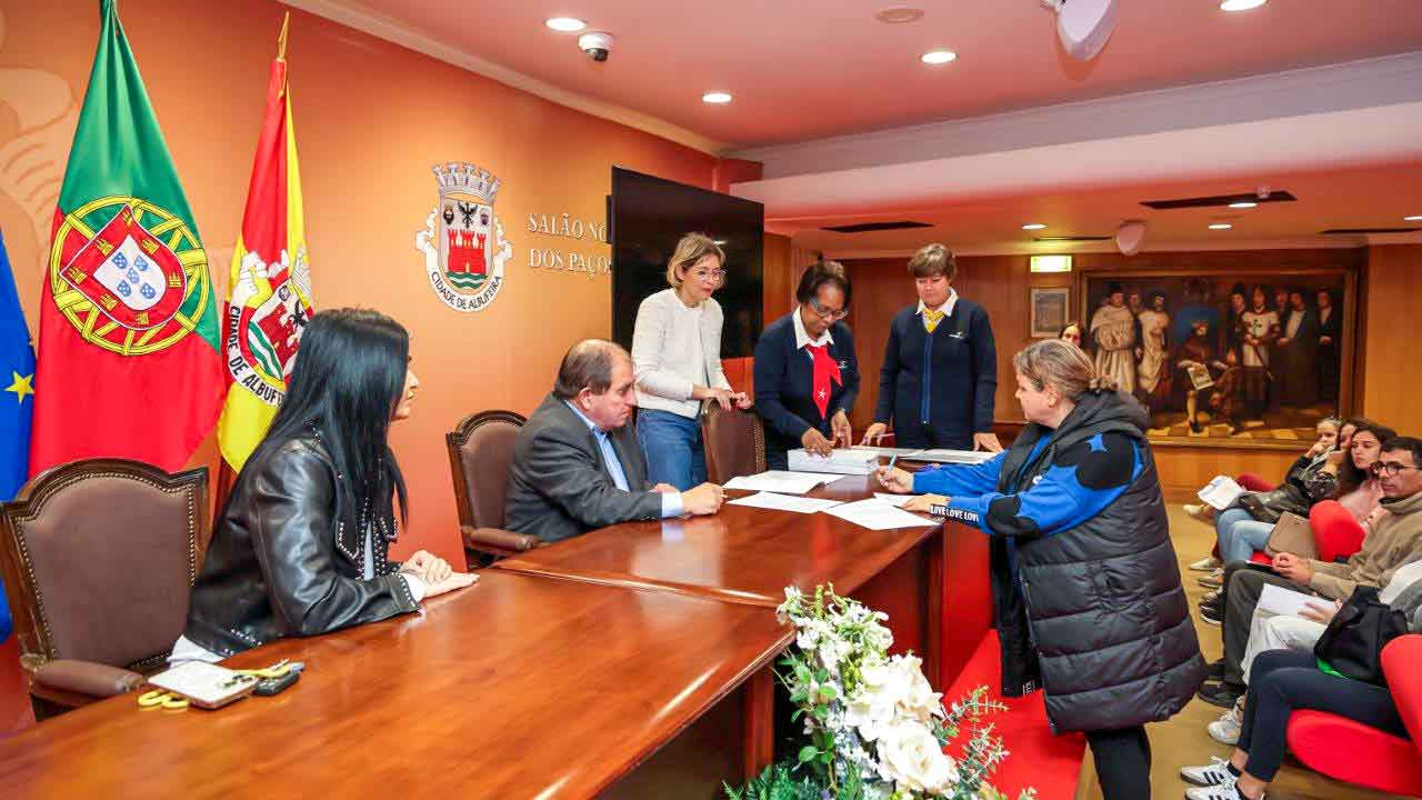 Com um olhar voltado para desenvolvimento integral da comunidade escolar, o município de Albufeira reforçou os recursos humanos na área da Educação.
