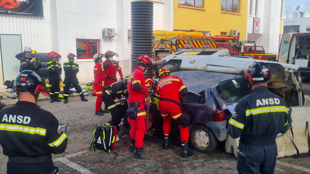 Os Bombeiros de Albufeira e a Associação Nacional de Salvamento e Desencarceramento treinaram resgate eficiente em acidentes rodoviários.