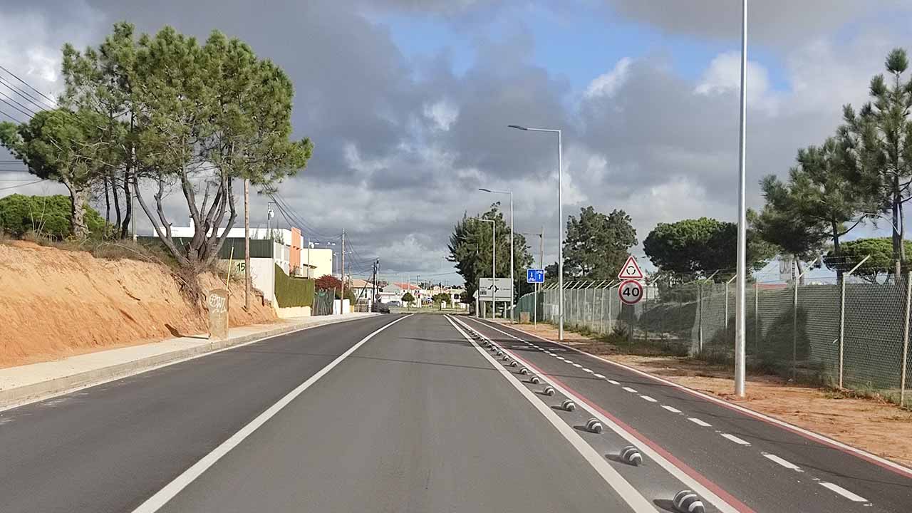 A primeira parte da construção das três Ciclovias Regionais do Algarve foi financiada por fundos europeus e desenvolve-se entre Sagres e Alcoutim com o objetivo de potenciar o desenvolvimento sustentável da oferta turística e promover a mobilidade suave entre territórios.