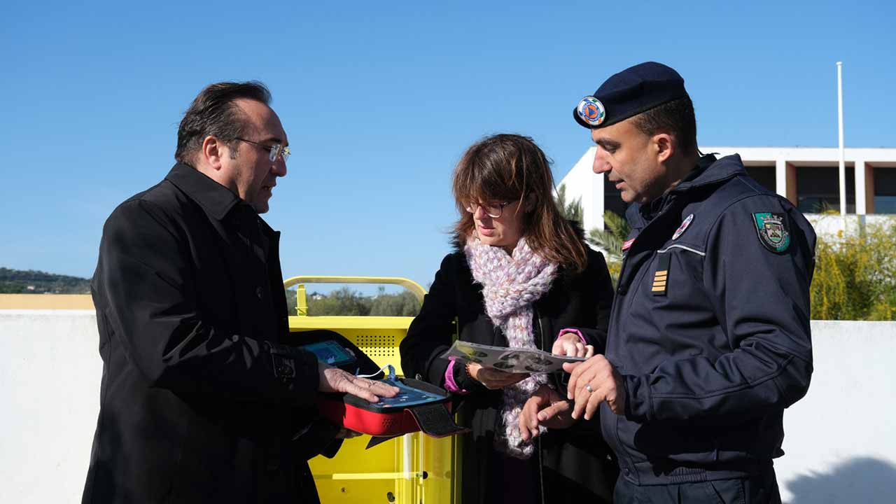 O município de São Brás de Alportel investiu 7.500 euros para expandir o número de desfibriladores disponíveis no espaço público do concelho, totalizando 11 aparelhos em diferentes locais.