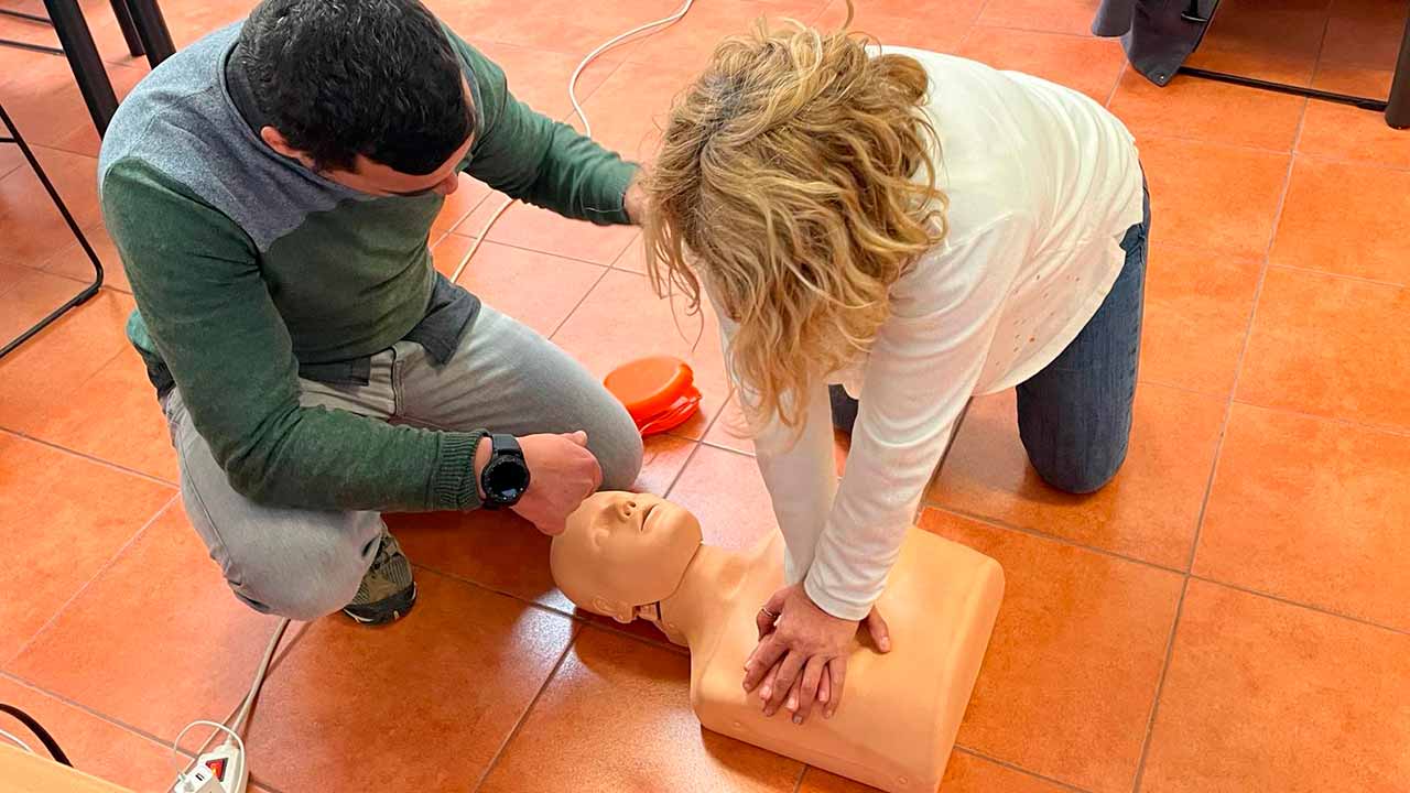 O município de São Brás de Alportel investiu 7.500 euros para expandir o número de desfibriladores disponíveis no espaço público do concelho, totalizando 11 aparelhos em diferentes locais.