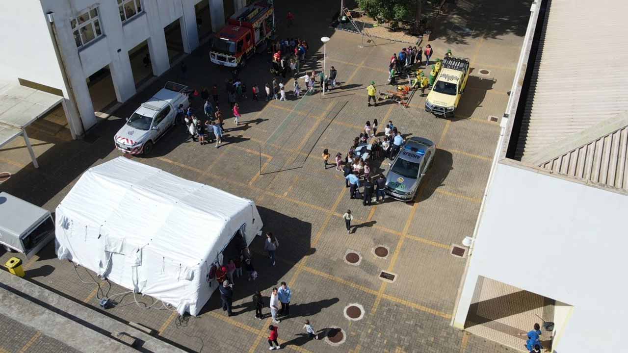 Uma exposição estática de meios e recursos dos principais agentes no município na Escola Básica Professora Piedade Matoso assinalou o Dia da Proteção Civil em Aljezur, promovendo a reflexão sobre os riscos no território.