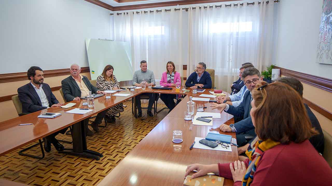 A Câmara Municipal de Olhão acolheu uma reunião sobre as dragagens na ria Formosa, consideradas urgentes por várias entidades.