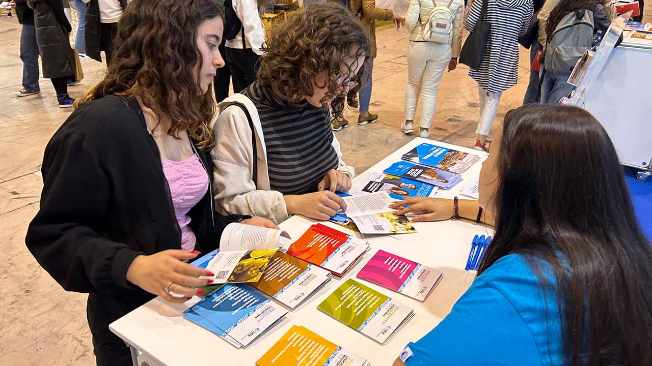 Com o objetivo de se dar a conhecer e esclarecer dúvidas aos potenciais candidatos, a Universidade do Algarve (UAlg) está presente na Futurália, no Parque das Nações, em Lisboa, até ao próximo sábado, dia 23 de março.