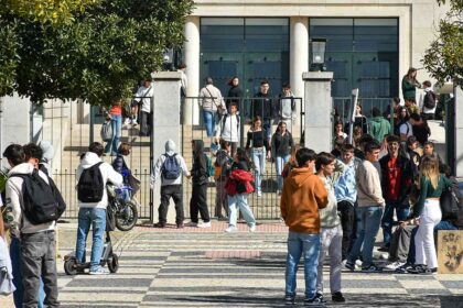 No século XXI, a juventude navega por um mar turbulento de desafios. Para os jovens do Algarve, a realidade tem complexidade sem precedentes.