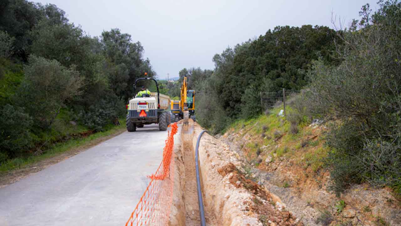 Lagoa iniciou a substituição de uma das principais condutas de distribuição de água no concelho, a adutora entre Lagoa, Estômbar e Calvário.