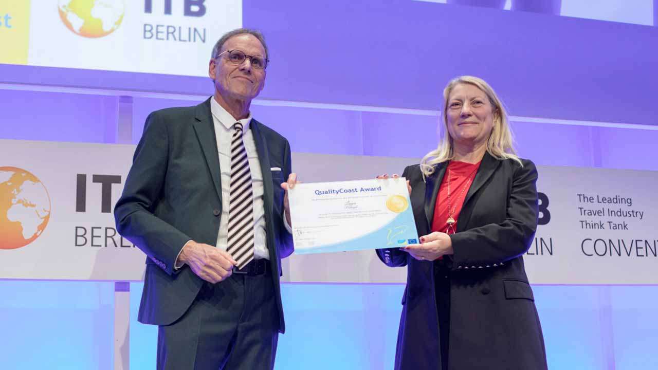 A Conservação do Cordão Dunar da Meia Praia, em Lagos, mereceu o 3,º lugar do 2024 Green Destinations Top 100 Story Award, reconhecendo o esforço para converter o turismo numa atividade sustentável.