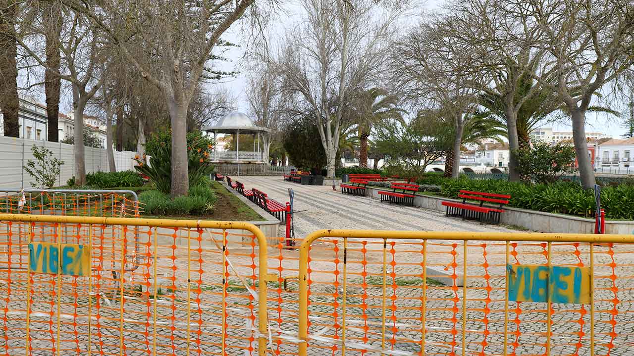 Macário Correia, ex-presidente das Câmara Municipais de Tavira e Faro, critica a proposta de Plano de Mobilidade Sustentável da Cidade de Tavira (PMSCT) e diz que «documento visa arrasar» a cidade.
