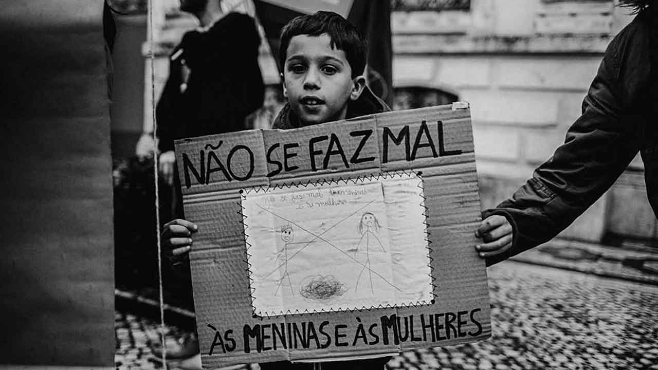 Uma marcha feminista comemorativa do Dia Internacional da Mulher realiza-se na sexta-feira em 11 cidades, entre as quais Faro. Objetivo é protestar contra as desigualdades que penalizam as mulheres.