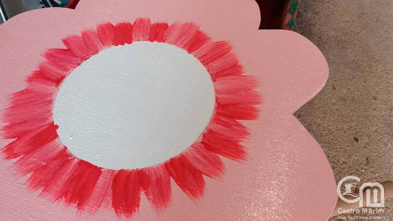 Odeleite volta a transformar-se em «Aldeia Florida» no dia 1 de maio, desta vez numa edição dedicada à falta de água, com a confeção de flores produzidas com materiais recicláveis, resistentes e com baixo consumo hídrico.
